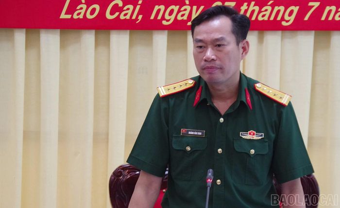 Đại tá Hoàng Văn Toàn - Phó Chính ủy Bộ Chỉ huy Quân sự tỉnh Lào Cai chủ trì buổi gặp mặt.