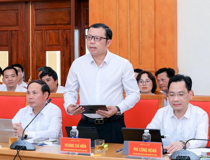 Các đại biểu phát biểu tại buổi làm việc.