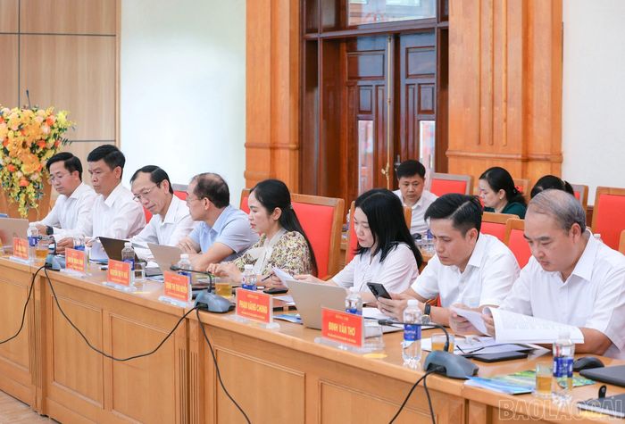 Các đại biểu dự buổi làm việc.