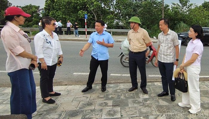 Lãnh đạo Ban Quản lý Dự án đầu tư xây dựng số 1 tỉnh trao đổi cùng đoàn công tác.