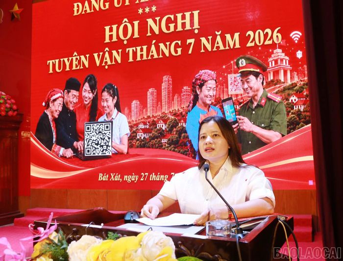 Đồng chí Nguyễn Thị Thúy Mùi - Phó Trưởng Ban Tuyên giáo và Dân vận Tỉnh ủy phát biểu chỉ đạo Đảng ủy xã Bát Xát vận hành tốt mô hình "Tuyên vận số".