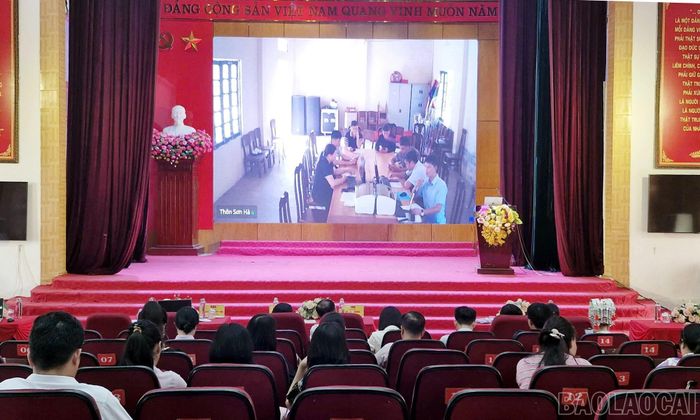Các đại biểu tham dự sinh hoạt trực tuyến với “Tổ tuyên vận số” thôn Sơn Hà.
