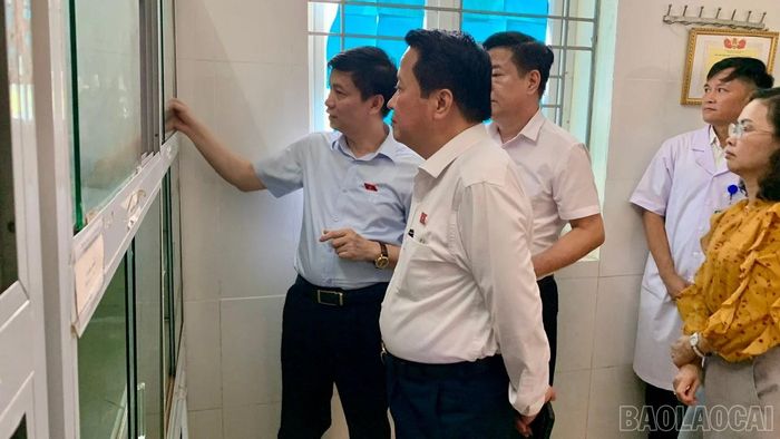Đoàn giám sát kiểm tra các thiết bị và dụng cụ y tế tại Trạm Y tế xã Việt Hồng.