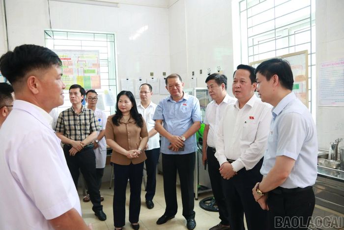 Đoàn giám sát và lãnh đạo UBND tỉnh Lào Cai trực tiếp khảo sát, giám sát tại Trạm Y tế xã Việt Hồng.
