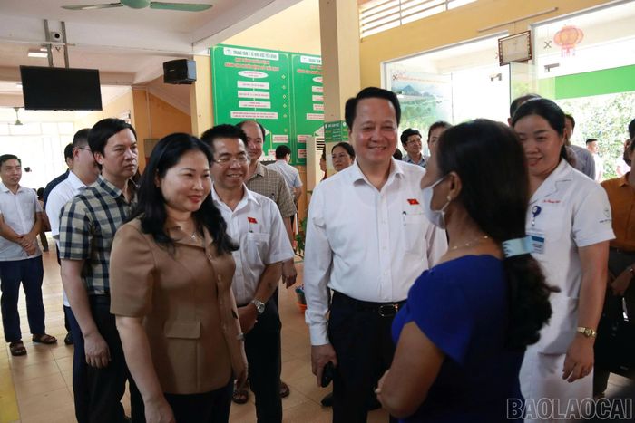 Đoàn giám sát và lãnh đạo UBND tỉnh Lào Cai khảo sát công tác khám, chữa bệnh tại Trung tâm Y tế khu vực Yên Bình.