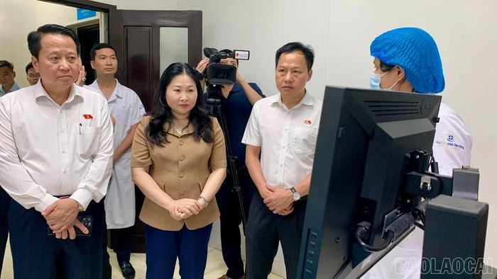 Đoàn giám sát và lãnh đạo UBND tỉnh Lào Cai tham quan các phòng chuyên môn Bệnh viện Đa khoa số 1 tỉnh Lào Cai.