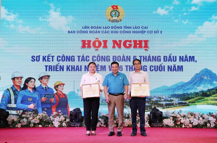 Trao bằng khen của Liên đoàn Lao động tỉnh cho 2 tập thể và 1 cá nhân có thành tích xuất sắc.