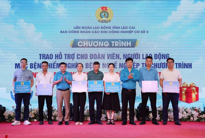 Trao các suất quà hỗ trợ cho các công đoàn cơ sở và đoàn viên, người lao động có hoàn cảnh khó khăn.