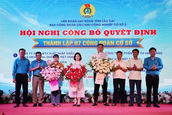 Trao quyết định thành lập cho các công đoàn cơ sở.
