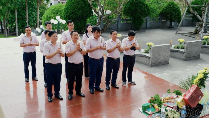 Lãnh đạo, cán bộ, người lao động Chi nhánh Ngân hàng Chính sách xã hội tỉnh Lào Cai dâng hương tri ân các Anh hùng liệt sĩ tại Nghĩa trang Liệt sĩ tỉnh.