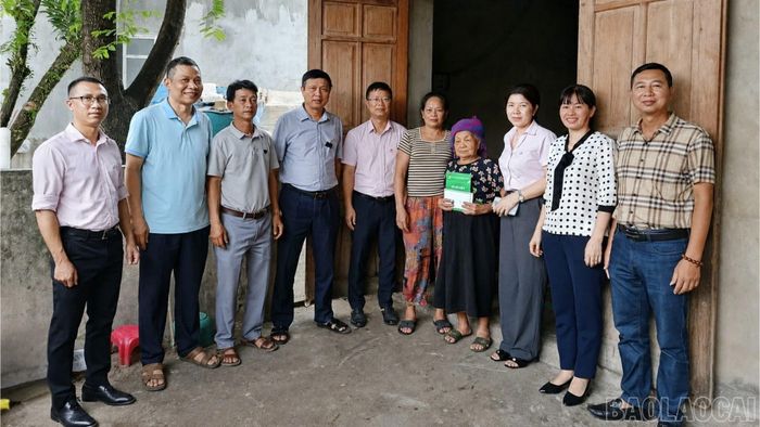 Phòng giao dịch Ngân hàng Chính sách xã hội Nghĩa Lộ phối hợp với chính quyền địa phương trao tặng cho thân nhân người có công phường Trung Tâm.
