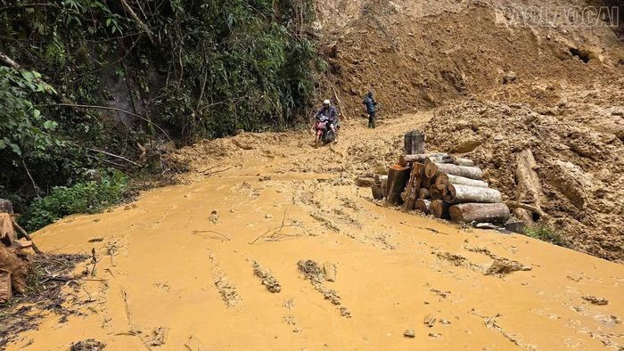 Bùn đất tại một vị trí sạt lở vừa được khắc phục trên tuyến đường vào xã Chế Tạo.