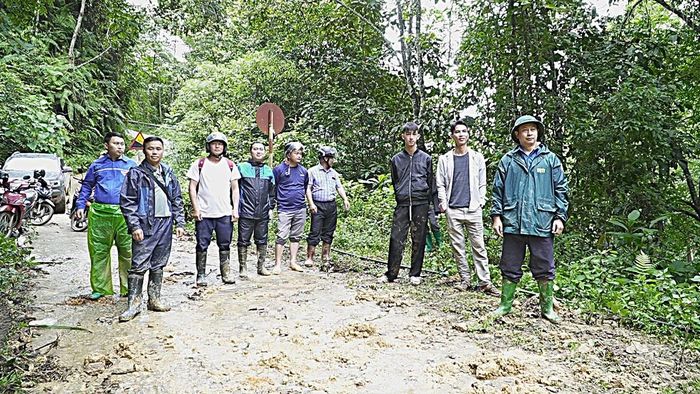 Ông Hảng A Ký - Bí thư Đảng ủy xã Chế Tạo (ngoài cùng bên phải) cùng cán bộ xã Chế Tạo kiểm tra công tác khắc phục tuyến đường vào địa phương.