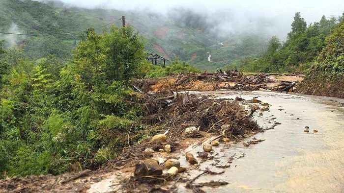 Mưa lũ gây sạt lở và kéo theo đất đá, thảm thực vật tràn ra mặt đường gây khó khăn cho các phương tiện lưu thông.