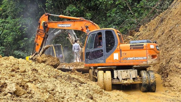 Thi công trong điều kiện đất đá sạt lở rất khó khăn cho đội ngũ lái máy xúc.