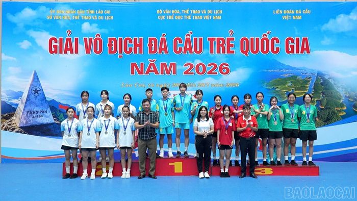 Ban tổ chức trao huy chương cho các vận động viên, đội tuyển đạt thành tích ở các nội dung thi đấu.