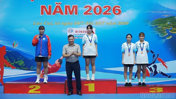 Đoàn Lào Cai giành Huy chương Vàng và Huy chương Đồng ở nội dung đơn nữ lứa tuổi 20 - 21.