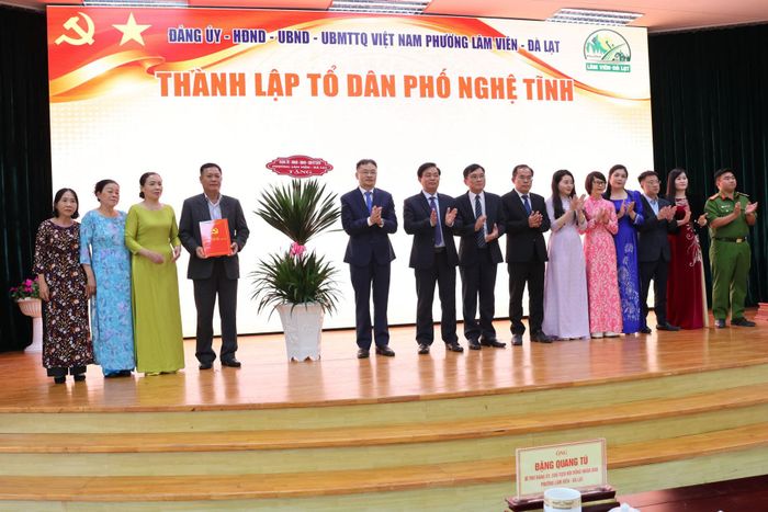 Trao quyết định thành lập tổ dân phố Nghệ Tĩnh, phường Lâm Viên - Đà Lạt