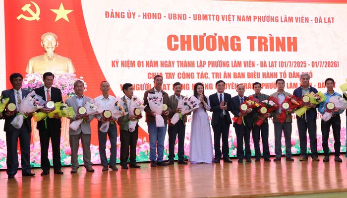 Lãnh đạo phường Lâm Viên - Đà Lạt tặng hoa và quà lưu niệm tri ân những đóng góp của các cán bộ tổ dân phố cũ