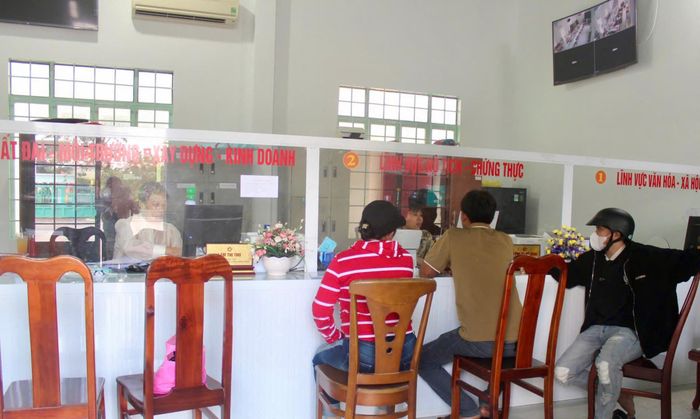 Người dân đến làm thủ tục hành chính tại Trung tâm Phục vụ hành chính công xã Tân Thành.