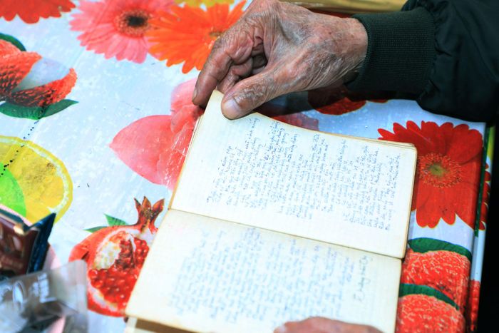Những dòng lưu bút được ghi lại và cùng bệnh binh Trần Văn Nhỹ đi qua những năm tháng chiến tranh đến ngày hôm nay