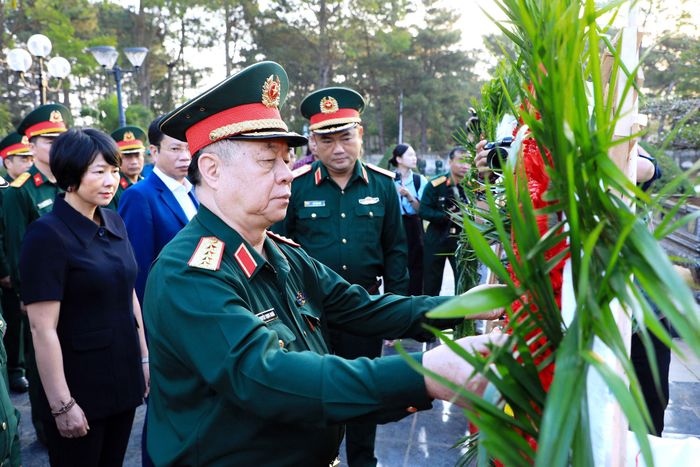 Đại tướng Nguyễn Trọng Nghĩa, Ủy viên Bộ Chính trị, Chủ nhiệm Tổng cục Chính trị Quân đội nhân dân Việt Nam viếng các Anh hùng, liệt sĩ tại Lâm Đồng