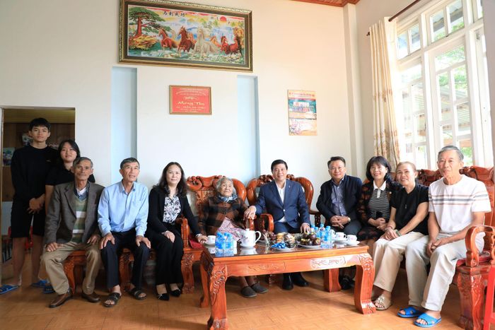Lãnh đạo tỉnh Lâm Đồng và phường Xuân Trường - Đà Lạt thăm hỏi, động viên, chụp hình lưu niệm cùng gia đình bà Trần Thị Thiệt, vợ liệt sĩ