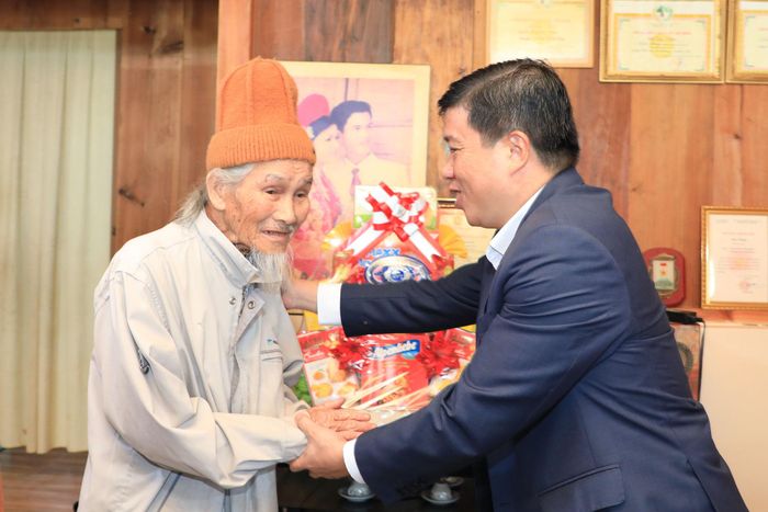 Ông Trần Thông, người có công với cách mạng, từng bị địch bắt tù đày xúc động khi được Bí thư Tỉnh ủy Lâm Đồng Y Thanh Hà Niê Kđăm thăm hỏi, động viên