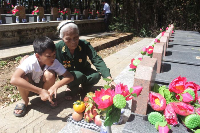 Bà Khổng Thị Tíu - vợ liệt sĩ Không Minh Diện cùng cháu nội
