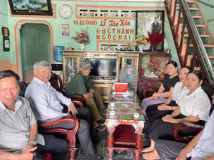 Phó Bí thư Thường trực Đảng ủy xã Cát Tiên 2 thăm, tặng quà tri ân người có công trên địa bàn nhân dịp 27/7