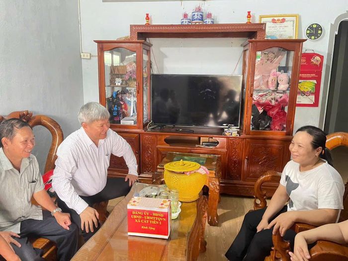 Xã Cát Tiên 2 tổ chức các đoàn lãnh đạo thăm, tặng quà các gia đình có công trên địa bàn nhân dịp 27/7