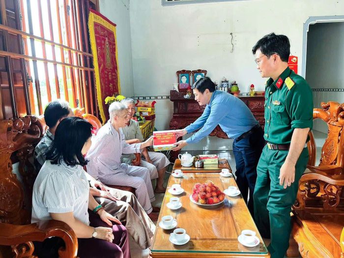 Bí thư Đảng ủy xã Cát Tiên Nguyễn Văn Thức thăm, tặng quà người có công trên địa bàn nhân dịp 27/7