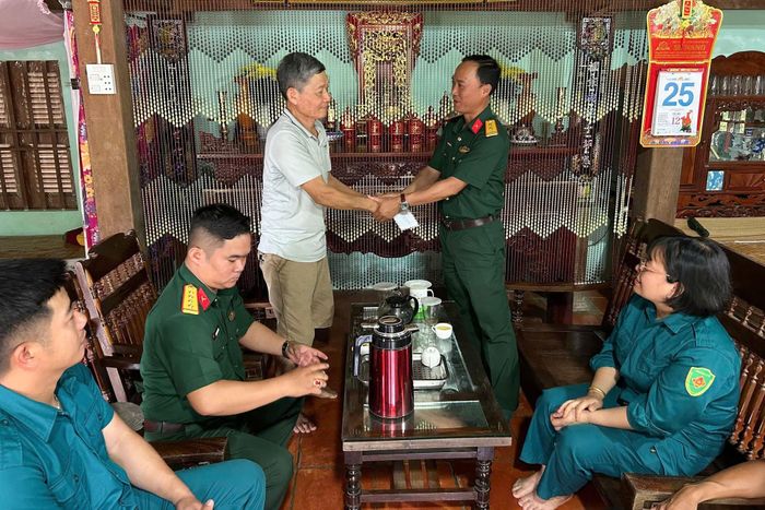 Ban Chỉ huy Quân sự xã Cát Tiên 2 thăm, tặng quà thân nhân các gia đình cán bộ, chiến sĩ nhân ngày 27/7
