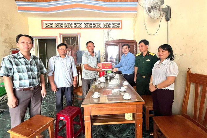 Đồng chí Nguyễn Văn Thức, Bí thư Đảng ủy xã Cát Tiên 2 thăm, tặng quà tri ân người có công trên địa bàn nhân dịp 27/7