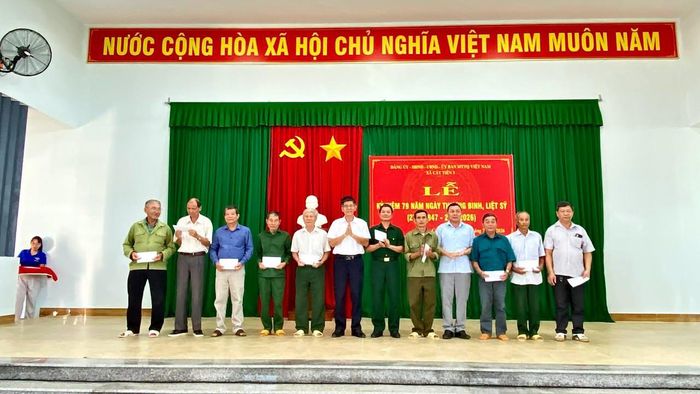 Đồng chí Nguyễn Văn Thanh, Bí thư Đảng ủy xã Cát Tiên 3 tặng quà, tri ân người có công trên địa bàn nhân dịp 27/7