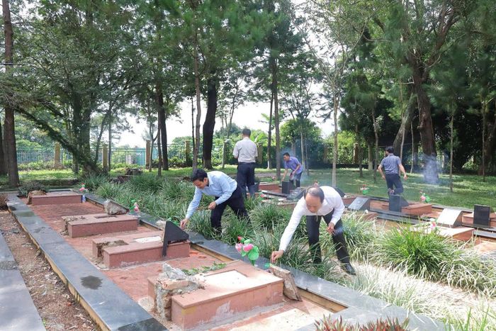 Lãnh đạo địa phương các xã Cát Tiên dâng hương tri ân các anh hùng liệt sĩ tại Nghĩa trang Liệt sĩ Bảo Lộc
