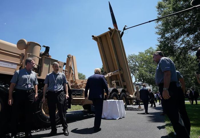 Tổng thống Donald Trump quan sát bệ phóng tên lửa chống tên lửa đạn đạo THAAD do Lockheed Martin sản xuất trong chuyến tham quan khu trưng bày sản phẩm “Made in America” tại Nhà Trắng. Ảnh: Getty