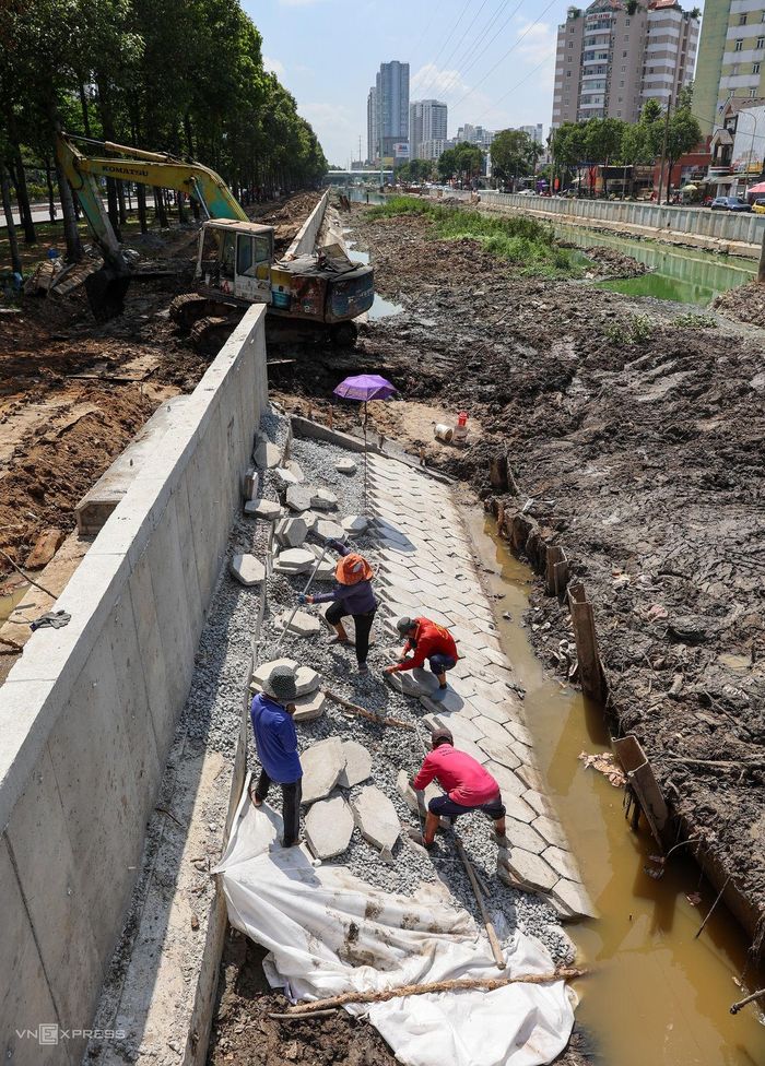 Các mũi thi công đồng loạt triển khai hoàn thiện hệ thống kè và vỉa hè hai bên bờ.