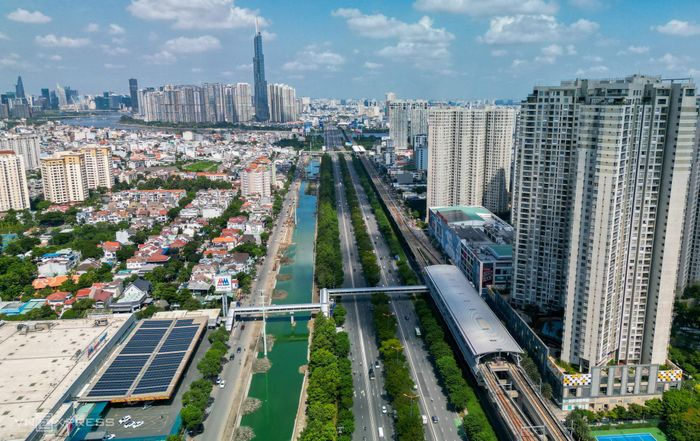 Rạch Đá Đỏ dài gần 2 km đang được khơi thông, cải thiện môi trường sinh thái khu vực.