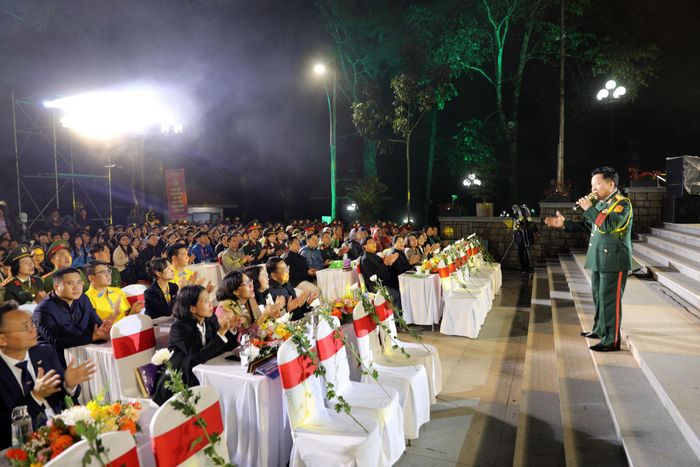 Đại diện các sở, ban, ngành, lực lượng vũ trang cùng đông đảo đoàn viên, thanh niên và Nhân dân chăm chú theo dõi các nghệ sĩ biểu diễn tại chương trình