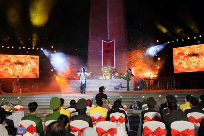Chương trình chính luận nghệ thuật là lời nhắc nhở sâu sắc về trách nhiệm của thế hệ trẻ hôm nay trong việc giữ gìn hòa bình, chung tay xây dựng đất nước, quê hương phồn vinh.