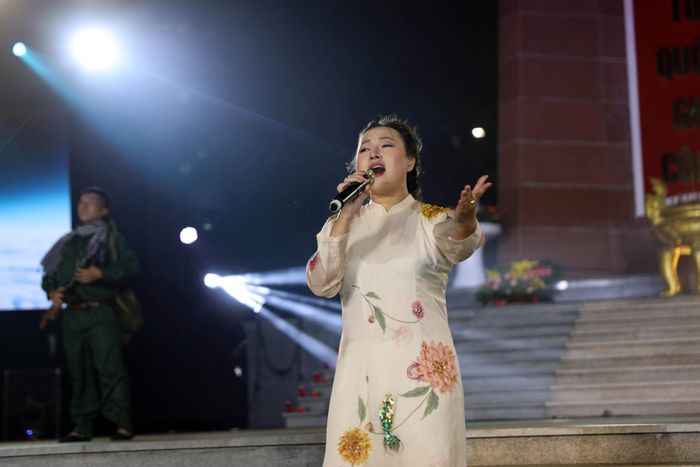 Các nghệ sĩ biểu diễn trong chương trình nghệ thuật chính luận “Trường Sơn Đông gọi Trường Sơn Tây - Đất lành nở hoa”