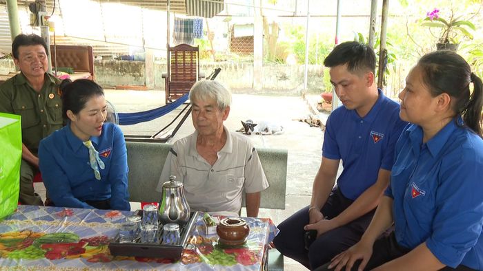 Đoàn thăm, tặng quà ông Nguyễn Thành Quý, thương binh, thân nhân thờ cúng liệt sĩ, tại xã Tuyên Quang