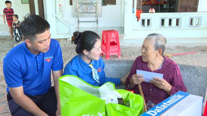 Đoàn đến thăm bà Nguyễn Thị Liên, bệnh binh 61%, đồng thời là thân nhân thờ cúng Mẹ Việt Nam Anh hùng Lê Thị Tròn