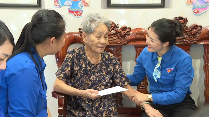 Đoàn thăm, tặng quà bà Nguyễn Thị Bốn, bệnh binh 61%, tại xã Tuyên Quang
