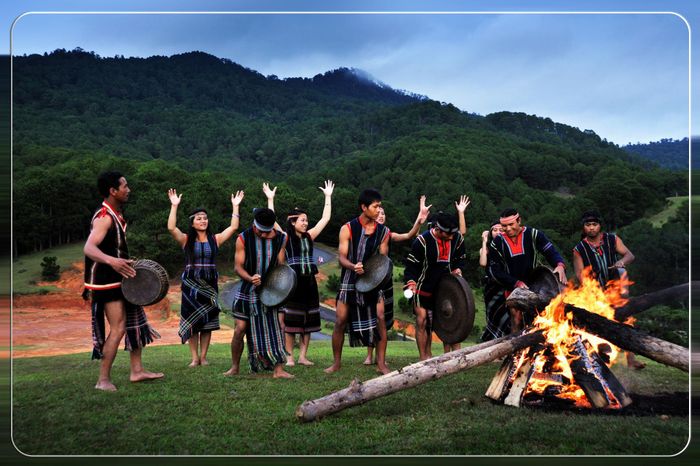 Những đôi chân trần, tiếng chiêng hòa quyện cùng ngọn lửa