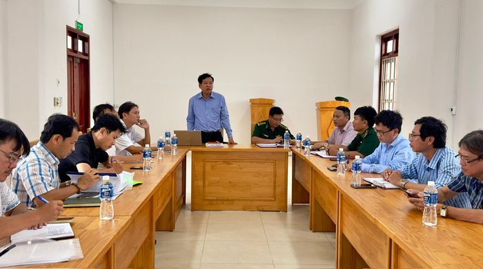 Ông Nguyễn Văn Chiến, Phó Giám đốc Sở Nông nghiệp và Môi trường cùng đại diện lãnh đạo Ban Chỉ huy Bộ đội Biên phòng tỉnh chủ trì buổi làm việc