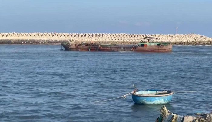 Phương tiện nạo vét tại cảng cá La Gi
