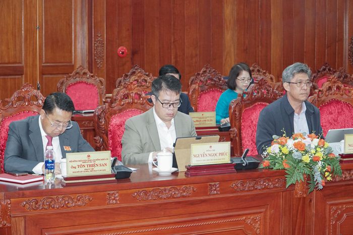 Các đồng chí lãnh đạo UBND tỉnh và đại biểu dự kỳ họp