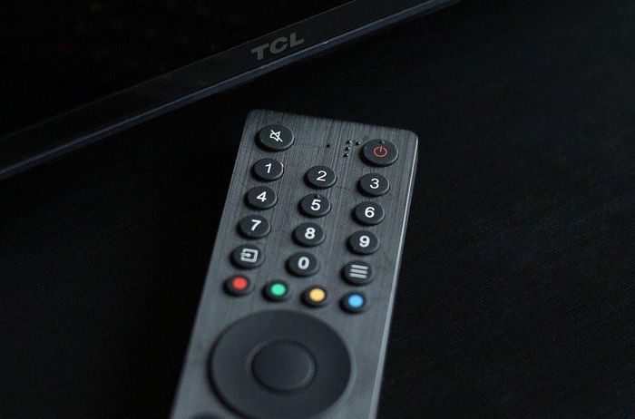 Một mẫu remote kèm theo TV. Ảnh: Engadget.